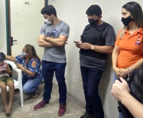 Após ser resgatado, o  menino foi levado pelos policiais para a Delegacia Metropolitana de Caucaia