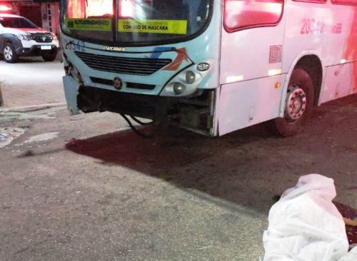 O corpo da garota ficou ao lado do ônibus na esquina da Avenida Tristão Gonçalves com Rua São Paulo