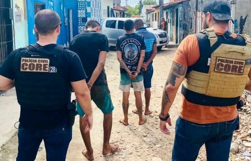 O suspeito do crime foi detido com mais dois homens no bairro Passaré, na tarde desta quarta-feira (6)