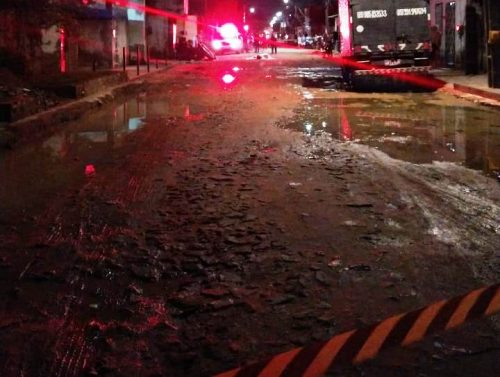 O corpo de um jovem de 25 anos ficou estendido no meio da Rua Osmar Lima, no Parque Jerusalém, na noite passada