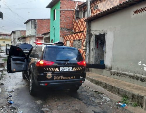 No começo da manhã de hoje equipes da PF cercaram uma casa no bairro Vila Velha, na Zona Oeste de Fortaleza