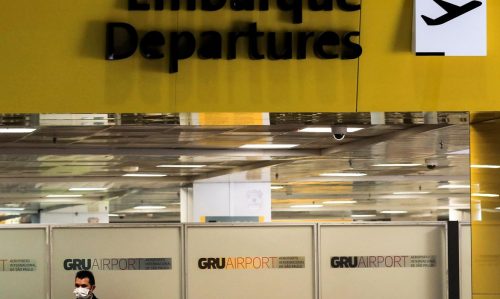 Variante do coronavírus faz países suspenderem voos com o Brasil