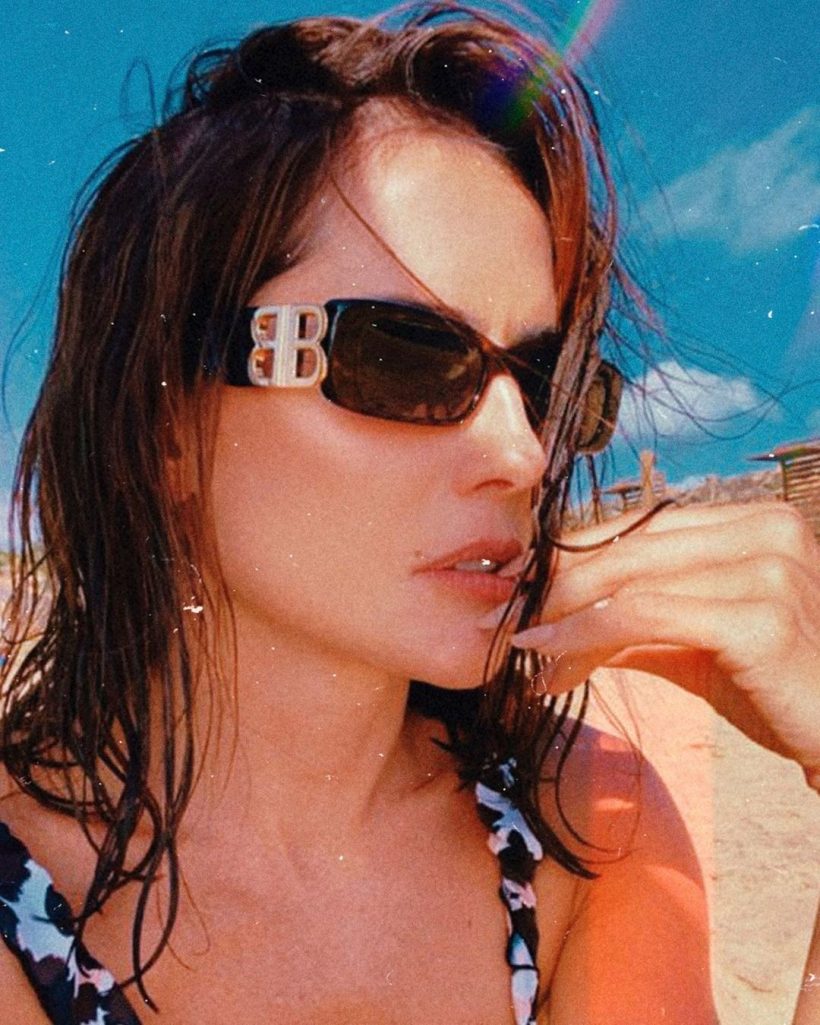 Deborah Secco aproveita sol em praia de Fernando de Noronha