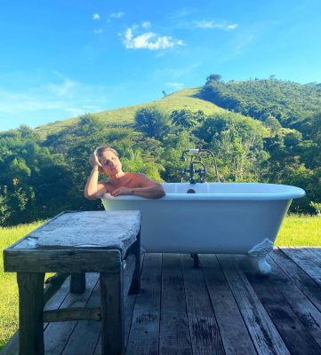 Flávia Alessandra aproveita as férias com a família em local paradisíaco