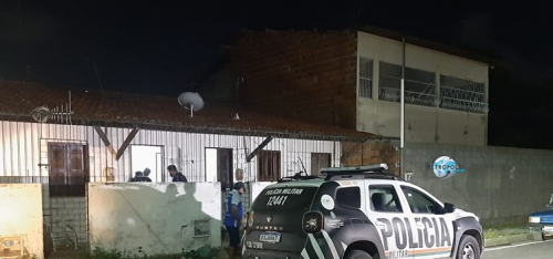 O duplo assassinato aconteceu na noite deste domingo (24), no bairro Curicaca