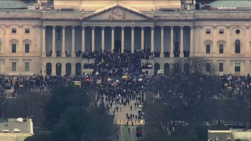 Grupo de manifestantes a favor de Trump invade o Capitólio nos EUA