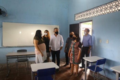 O prefeito de Fortaleza, José Sarto (PDT), durante visita as escolas. (Foto: divulgação)