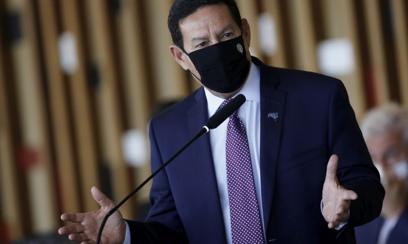 Mourão: “Governo não deveria ter interrompido auxílio emergencial”