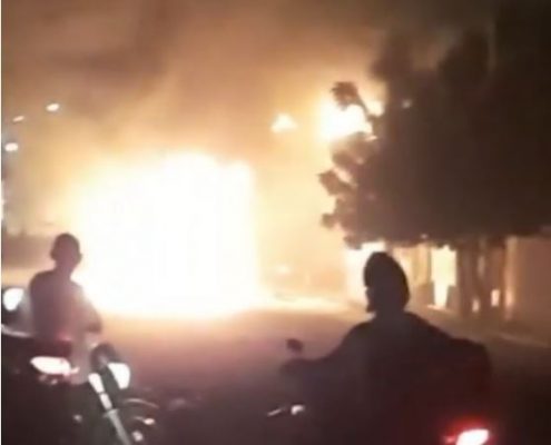 O ônibus foi incendiado quando transitava na comunidade Alto da Paz, na noite deste domingo (14)