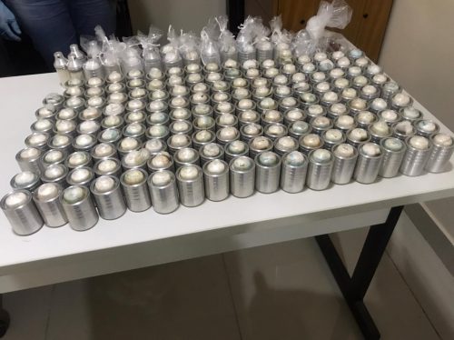 A droga foi localizada pelos agentes com a ajuda dos cães farejadores da PF