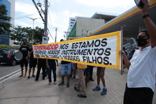 Músicos e donos de bares estão em protesto em frente ao prédio da Assembleia Legislativa