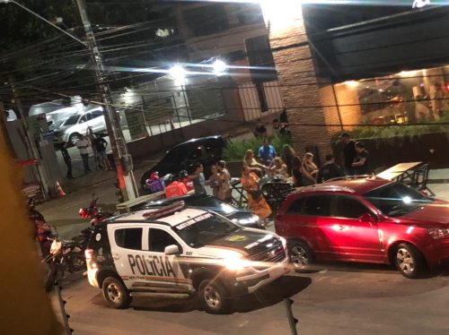 Bandidos armados realizam assalto em restaurante no bairro Varjota