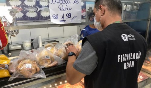 Agefis fez apreensões em estabelecimento comercial no bairro Jardim Iracema. (Foto: ASCOM/MPCE)