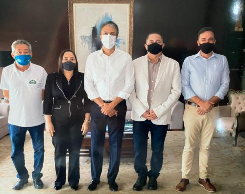 Camilo Santana e dirigentes do Icasa. (Foto: Divulgação)