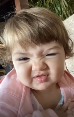 Clara Maria imita careta da mãe Tatá Werneck e encanta os internautas