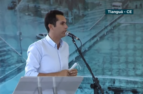 Domingos Neto na assinatura das ordens de serviço