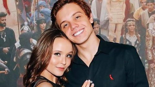 Larissa Manoela anuncia fim do namoro com Léo Cidade