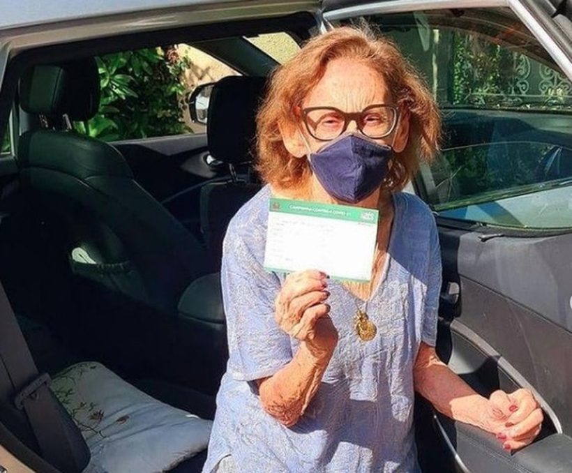 Laura Cardoso recebe primeira dose da vacina contra a Covid