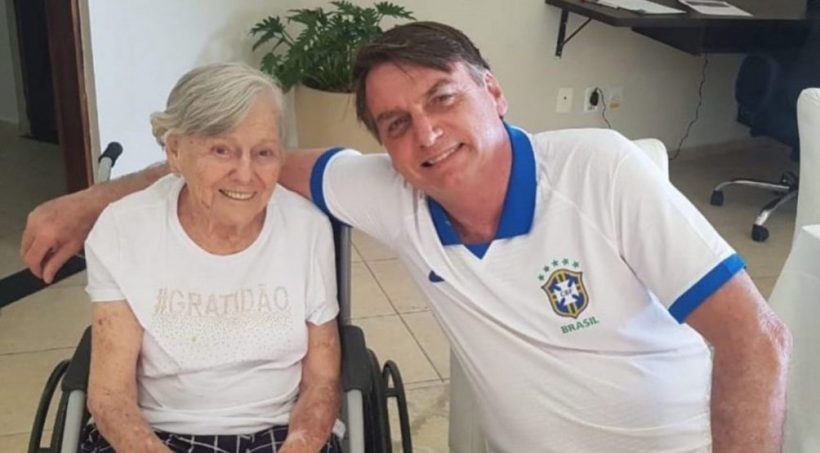Mãe do presidente Jair Bolsonaro é vacinada com a Coronavac