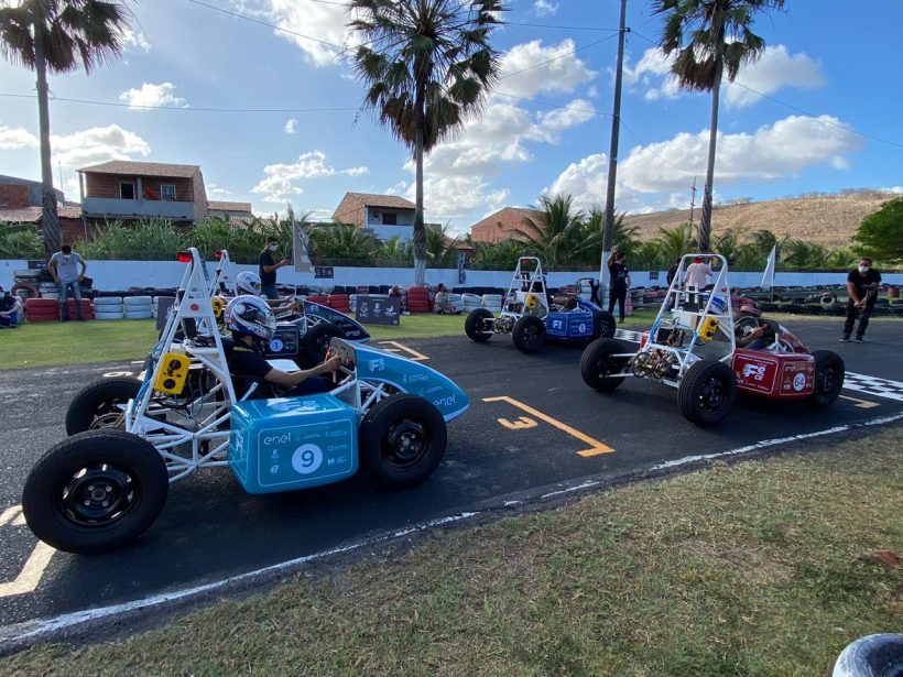 Estudantes cearenses desenvolvem carros de corrida elétricos