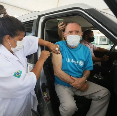 Renato Aragão recebe primeira dose da vacina contra a Covid-19