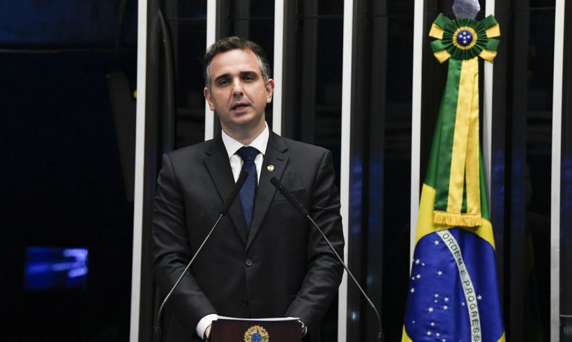 Presidente do Senado assume Presidência da República