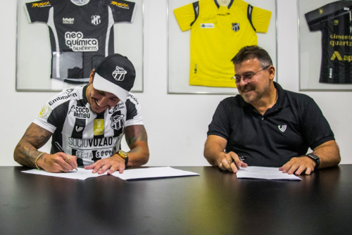 Vina assinou a renovação com o Ceará. (Foto: Felipe Santos / CearáSC)