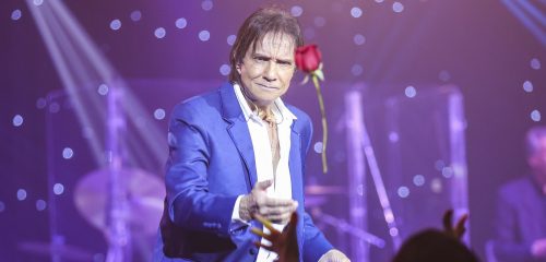 Roberto Carlos recebe a primeira dose da vacina contra a Covid-19