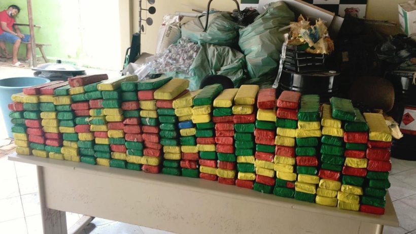 Casal é preso com mais de 270 tablets de maconha na CE 040