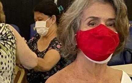 Betty Faria recebe a primeira dose da vacina contra o Coronavírus