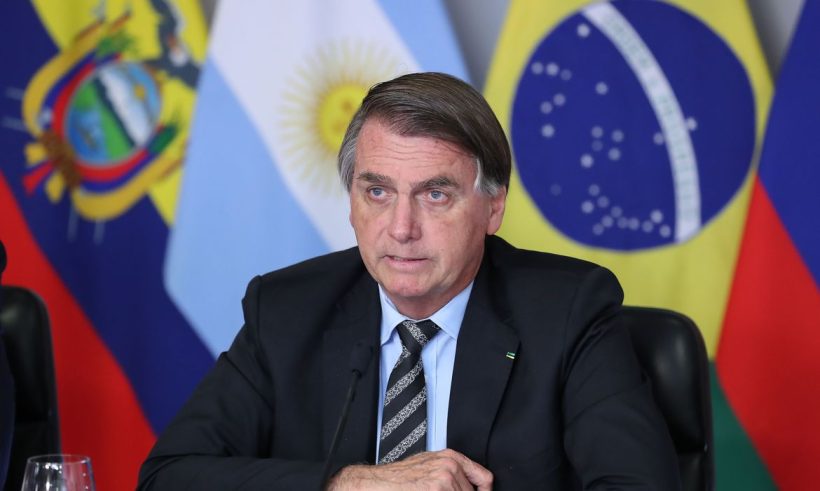 Bolsonaro afirma que vai entregar provas que Aécio ganhou eleições de 2014