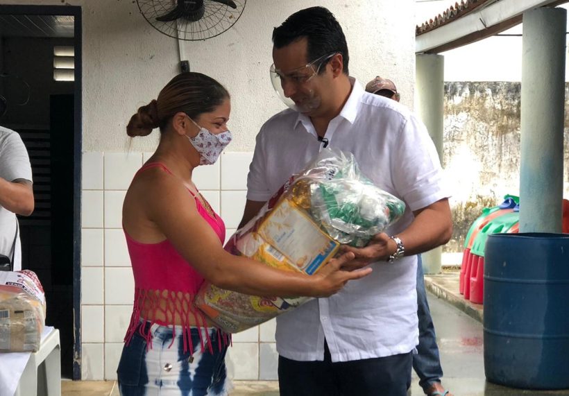 Caucaia entrega kits alimentação para mais de 53 mil famílias de alunos
