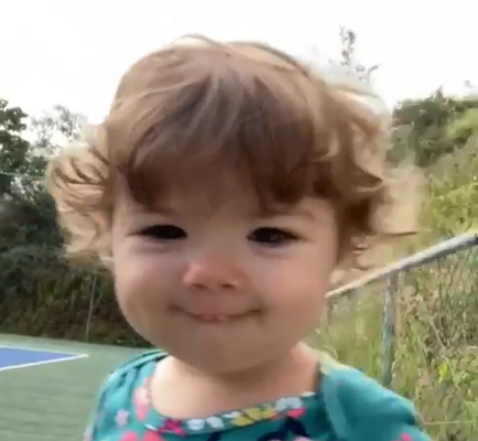 Tatá Werneck mostra Clara Maria com pequeno ramo de flores nas mãos