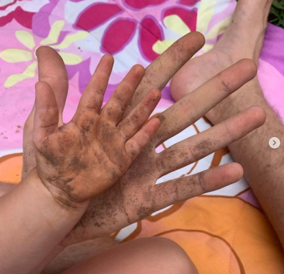 Rafa Vitti mostra filha Clara Maria plantando uma semente