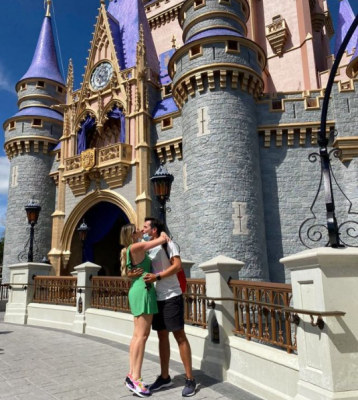 Dani Calabresa é pedida em casamento na Disney, nos Estados Unidos