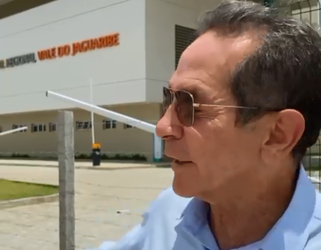 Heitor Férrer cobra conclusão do Hospital do Vale do Jaguaribe