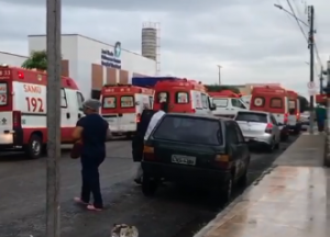 Engarrafamento de ambulâncias no Hospital de Pacajus assusta população