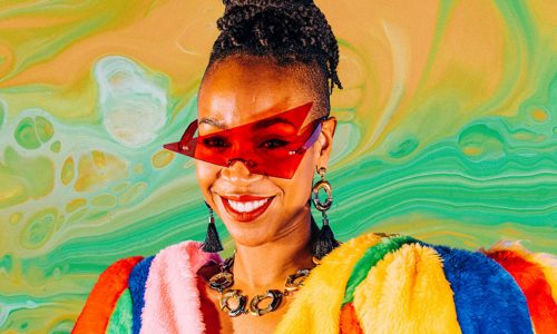 Karol Conká é clicada em estúdio com DJ e levanta suspeitas de novo trabalho