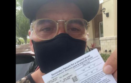 Leandro Hassum recebe a primeira dose da vacina contra a Covid-19