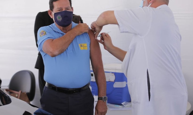 Vice-presidente Mourão toma vacina contra covid-19 em Brasília