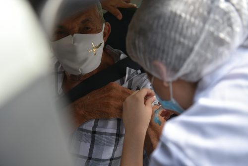 Prefeitura de Caucaia realiza vacinação dos idosos a partir de 85 anos na Jurema