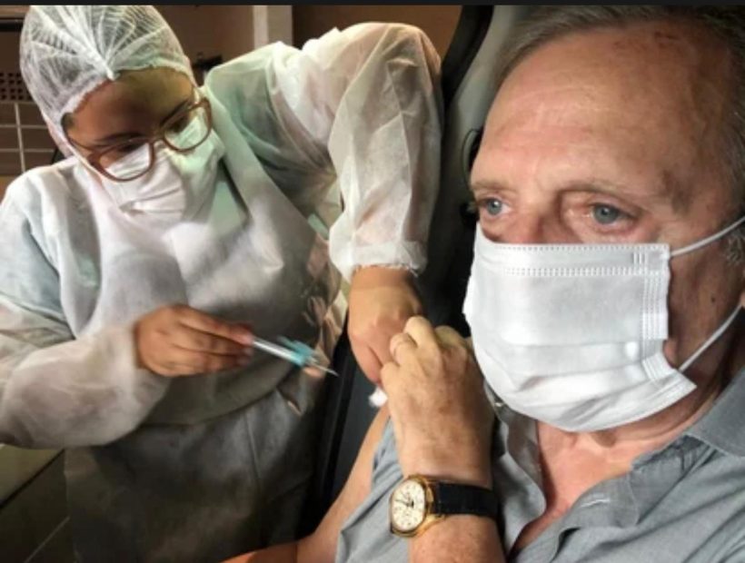 Tasso Jereissati recebe a primeira dose da vacina contra a Covid-19