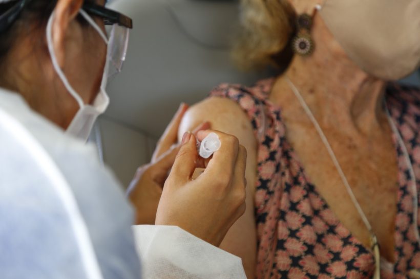 Tendência de queda de mortes por Covid se mantém, mas casos aumentam