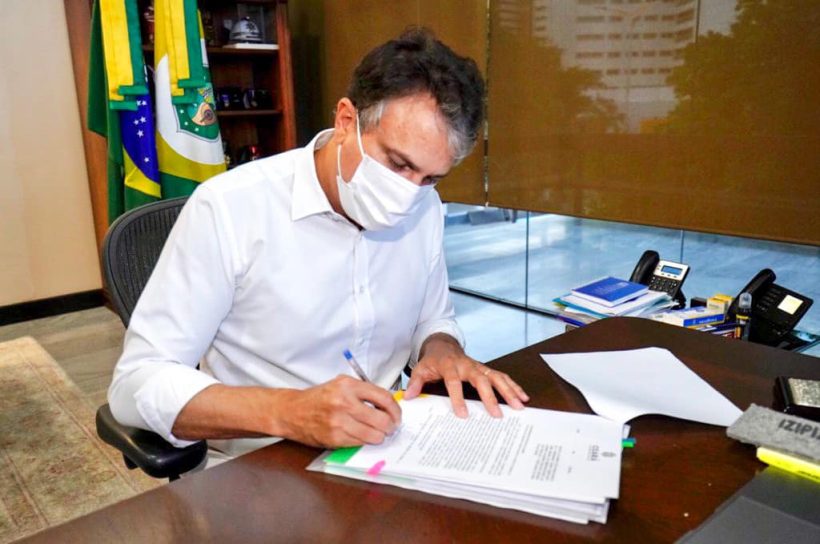Camilo sanciona lei que regulamenta o serviço de táxis intermunicipais no Ceará