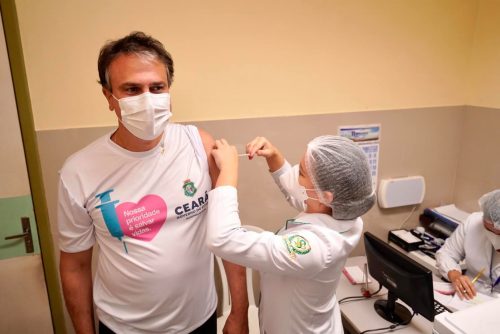 Camilo Santana é vacinado contra a Covid-19. (Foto: reprodução/Facebook)