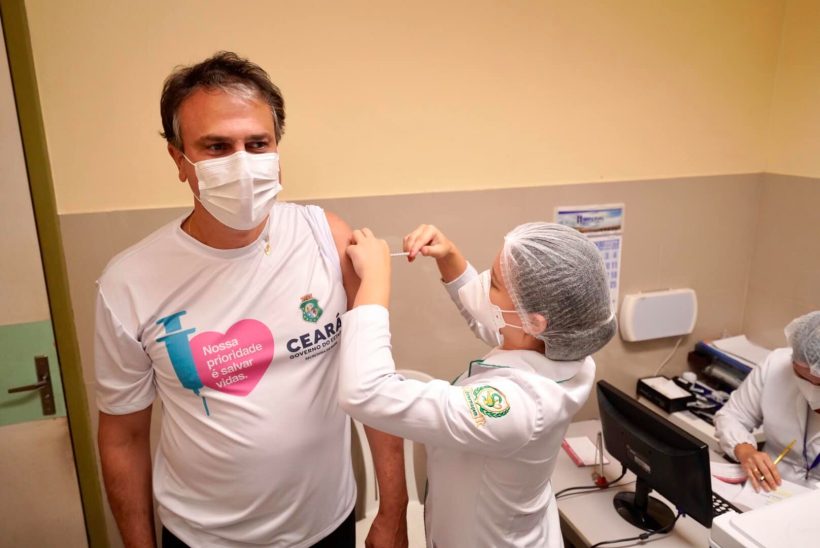 Camilo recebe segunda dose da vacina contra a Covid em Fortaleza