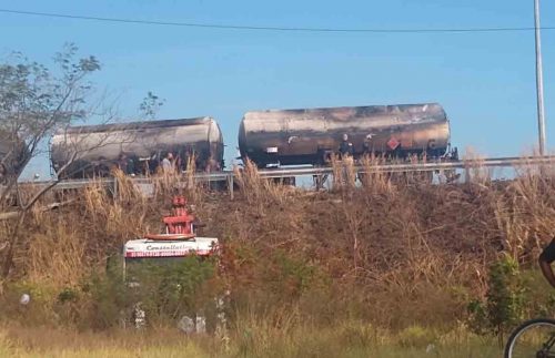 Carreta transportando combustível tomba na BR-222 em Caucaia