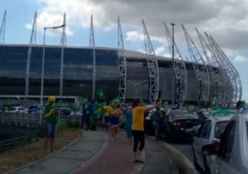 Manifestação pró-Bolsonaro em Fortaleza sai do Castelão até a Praça Portugal