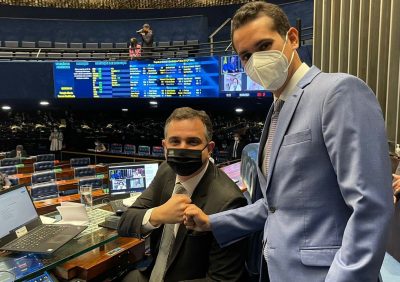 Rodrigo Pacheco (sentado) e Domingos Neto