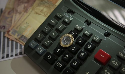 Boletim mostra que reajuste salarial fica abaixo da inflação em agosto